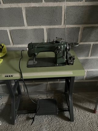 Máquina de coser Refrey