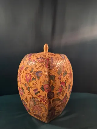 Jarrón de porcelana con flores y mariposas