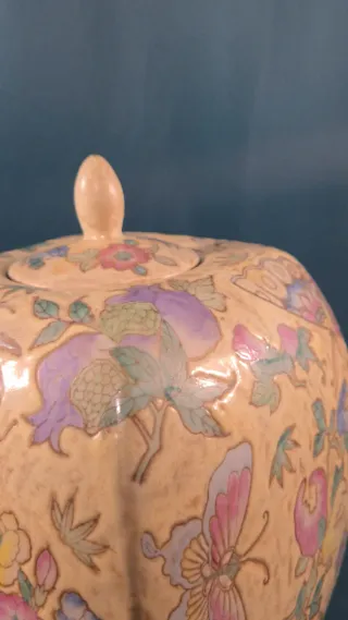 Jarrón de porcelana con flores y mariposas