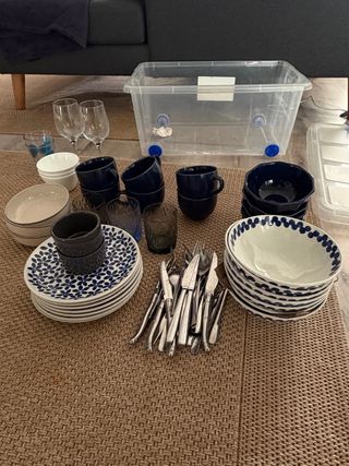 Vajilla y cubiertos azul y blanco