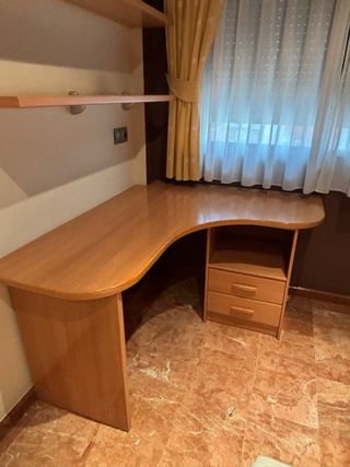 Escritorio de madera marrón