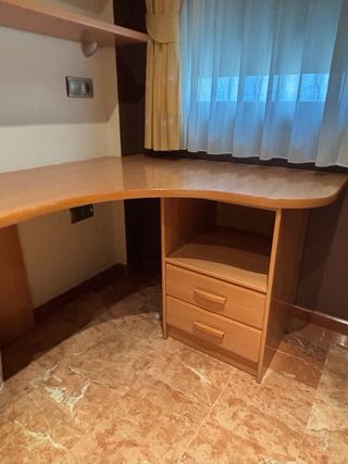 Escritorio de madera marrón