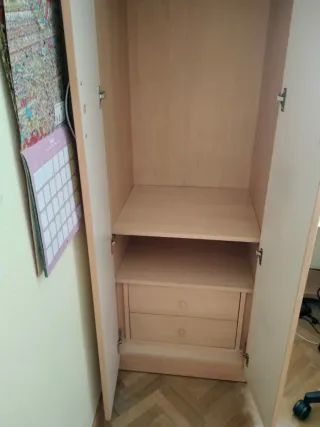 Armario de dormitorio madera haya y beige.