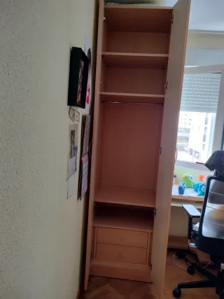 Armario de dormitorio madera haya y beige.