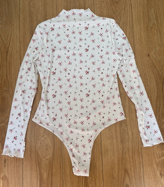 Body blanco flores manga larga