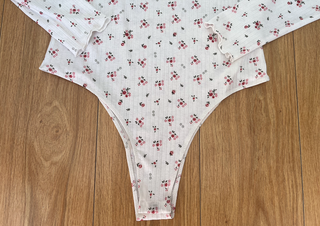 Body blanco flores manga larga