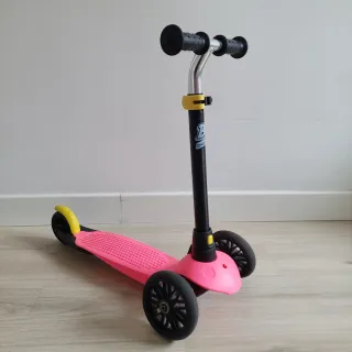 Patinete Decathlon 3 ruedas rosa.