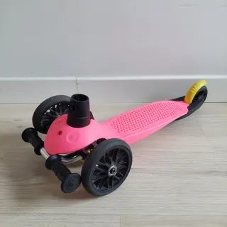 Patinete Decathlon 3 ruedas rosa.