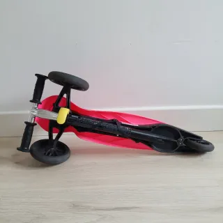 Patinete Decathlon 3 ruedas rosa.