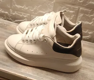 Alexander McQueen oversize bianche