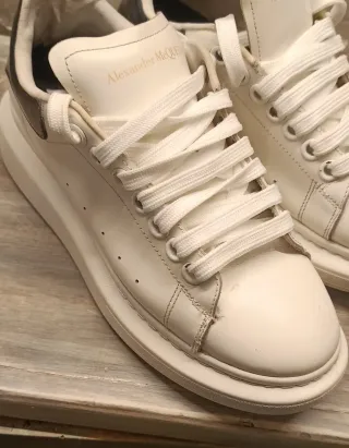 Alexander McQueen oversize bianche