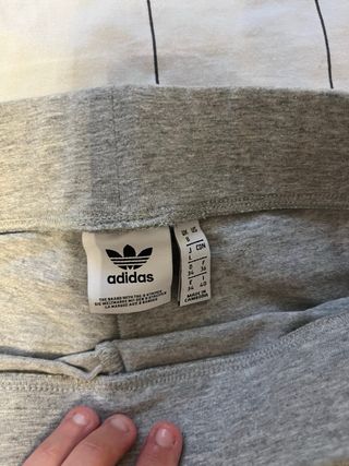 Adidas ciclista gris con rayas