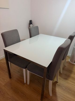 Mesa de cristal con 4 sillas
