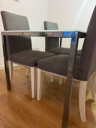 Mesa de cristal con 4 sillas