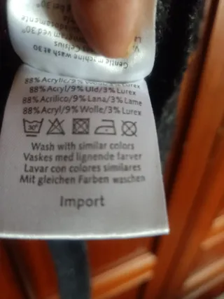 Chaqueta gris y plata con capucha