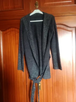 Chaqueta gris y plata con capucha