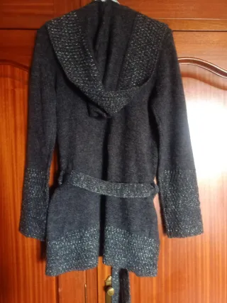 Chaqueta gris y plata con capucha