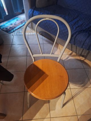 Tavolo in legno con 6 sedie