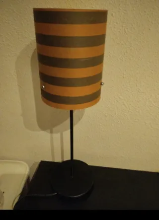 Lámpara de mesa con diseño de rayas