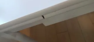 Mesa de cocina con 2 sillas y 2 taburetes blancos