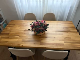 Mesa de comedor de madera con 4 sillas
