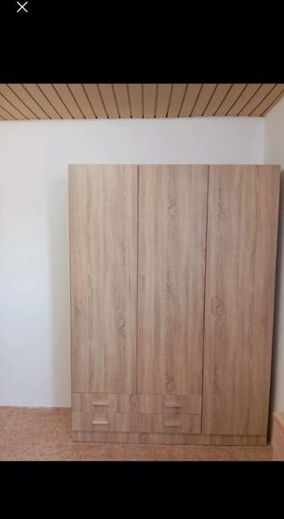 Armario de madera beige y blanco