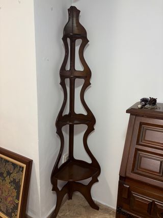 Estantería rinconera de madera oscura