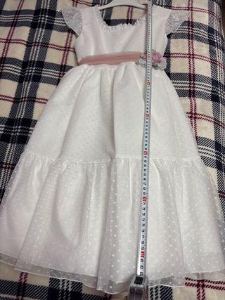 Vestido blanco con flores y fajín rosa