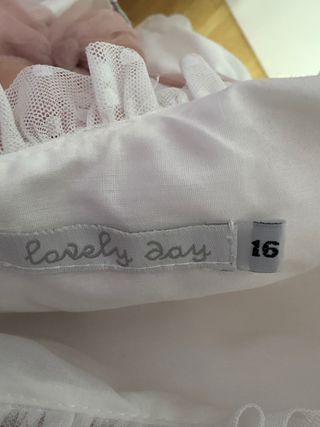 Vestido blanco con flores y fajín rosa