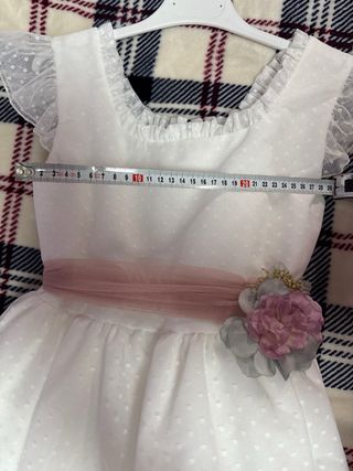 Vestido blanco con flores y fajín rosa