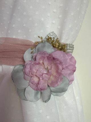 Vestido blanco con flores y fajín rosa