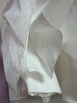Vestido blanco con flores y fajín rosa