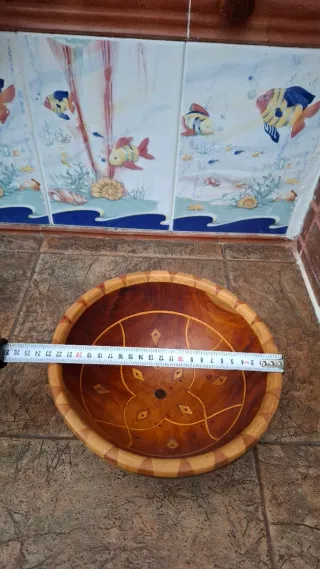 Cuenco de madera decorado