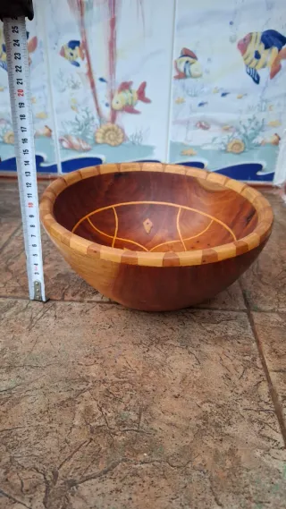 Cuenco de madera decorado