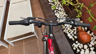 Bicicleta de Montaña Roja y Blanca