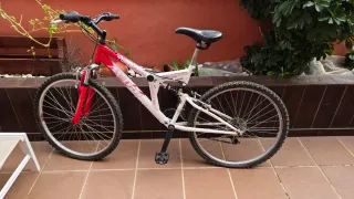 Bicicleta de Montaña Roja y Blanca