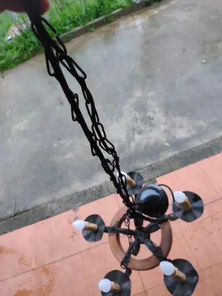 Lâmpada rústica de madeira e ferro forjado