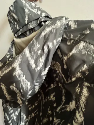 Chaqueta The North Face verde oliva impermeable