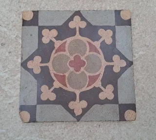 Baldosa hidráulica decorada