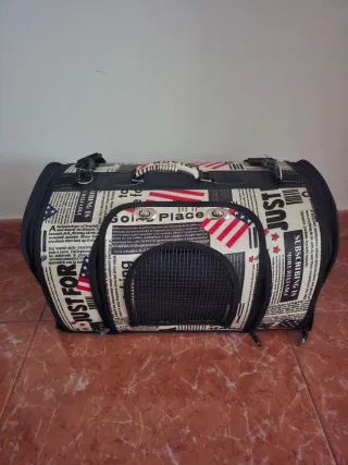 Transportín para mascotas con diseño de periódico