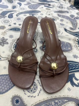 Tacones DING XIANG FAN marrones con detalle dorado