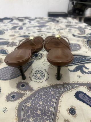 Tacones DING XIANG FAN marrones con detalle dorado