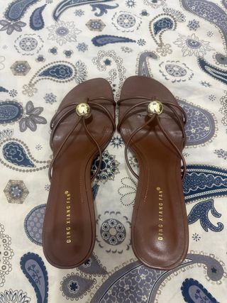 Tacones DING XIANG FAN marrones con detalle dorado