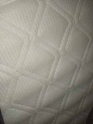 Cuna de bebé jirafa y colchón