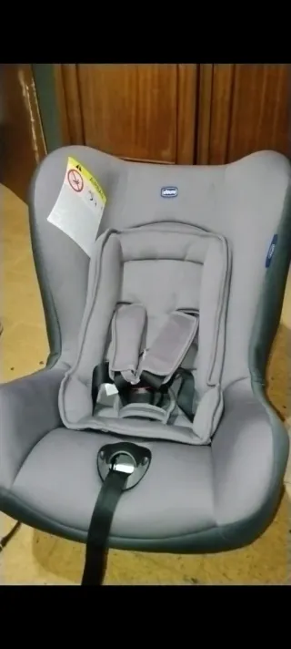 Silla de coche gris acolchada marca Chicco