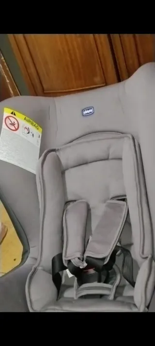 Silla de coche gris acolchada marca Chicco