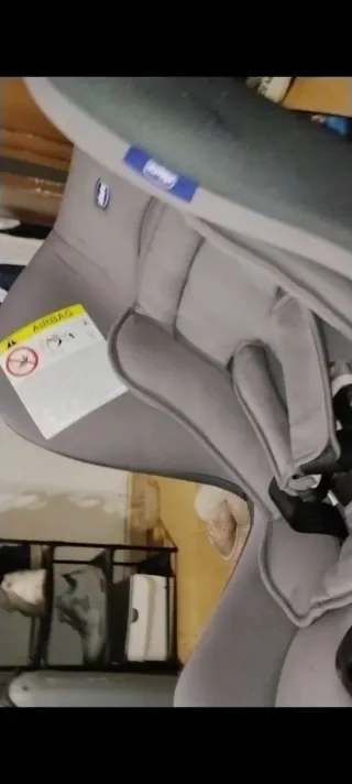 Silla de coche gris acolchada marca Chicco