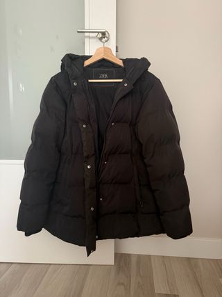 Abrigo negro acolchado pluma