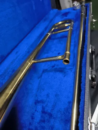Trombón Bari con funda