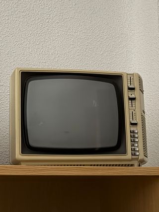 Televisión antigua beige y gris